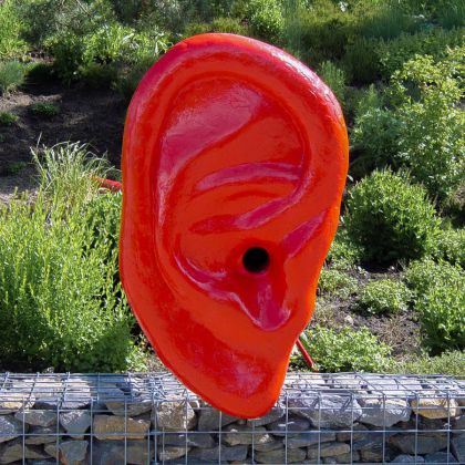 Skulptur eines roten Ohrs